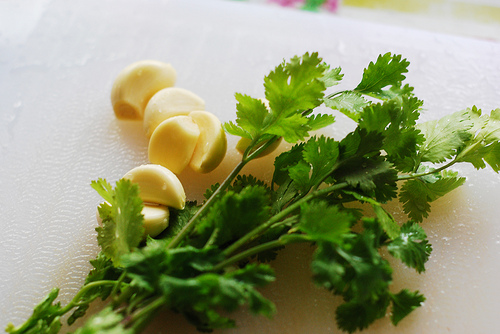 علاج احتباس السوائل بالثوم والكزبرة