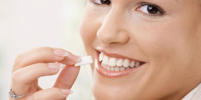 فوائد العلكة لبكتيريا الأسنان