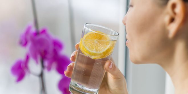 فوائد شرب الماء الدافئ على الريق